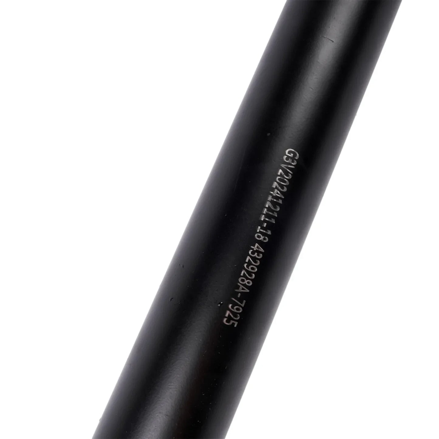 Czarny cylindryczny wał napędowy o długości 1531 mm z wygrawerowanymi oznaczeniami do bmw serii e81 e82 e87