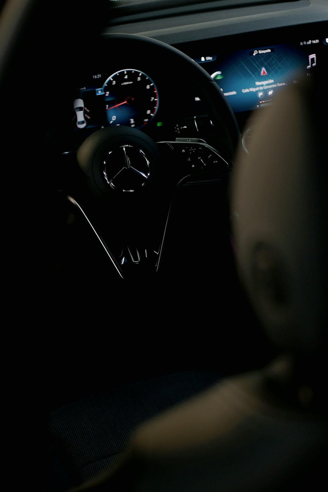 black mercedes benz steering wheel