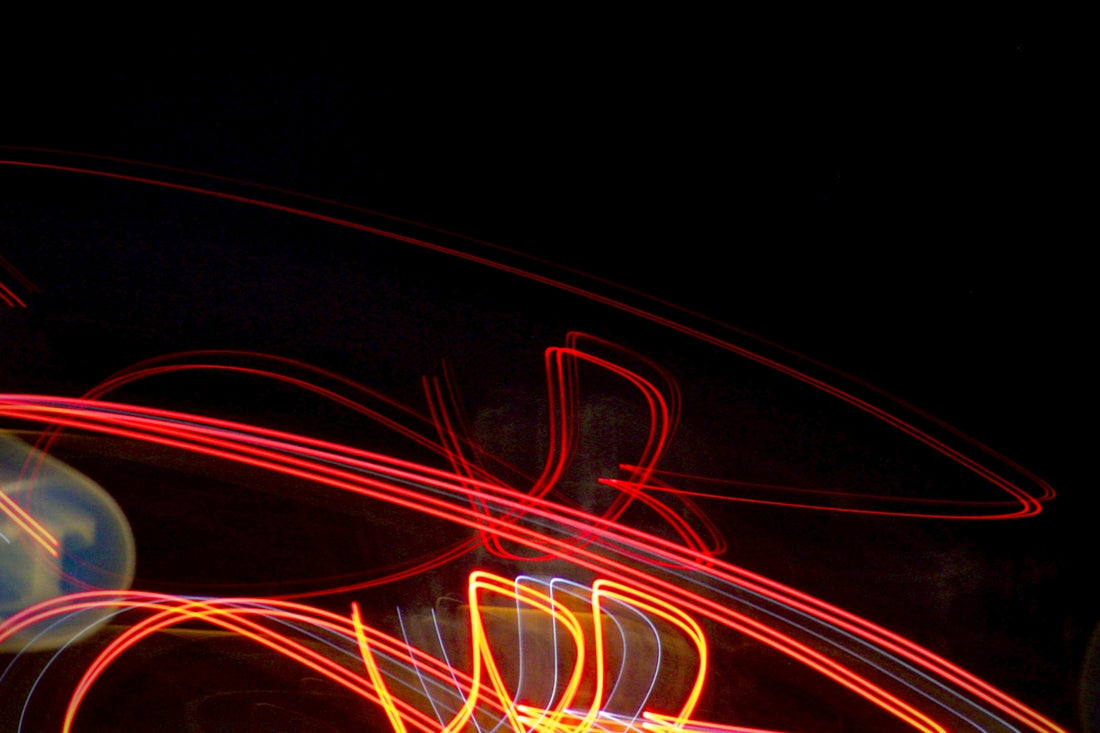 a blurry photo of a street light