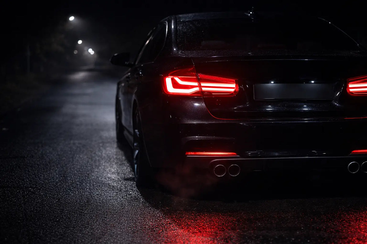 Czarne bmw sedan od tyłu z lampami tylnymi led i podwójnymi rurami wydechowymi w kolekcji lampy tylne led do samochodów