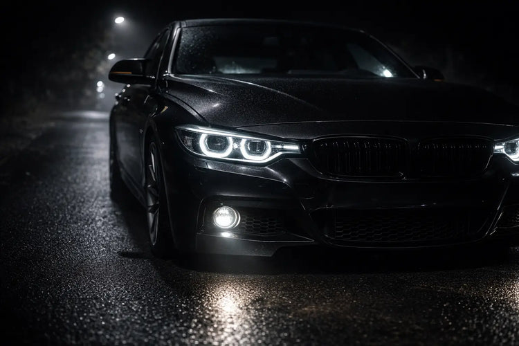 Czarny sedan bmw z połyskującym wykończeniem i charakterystycznym grillem nerka z reflektorami led