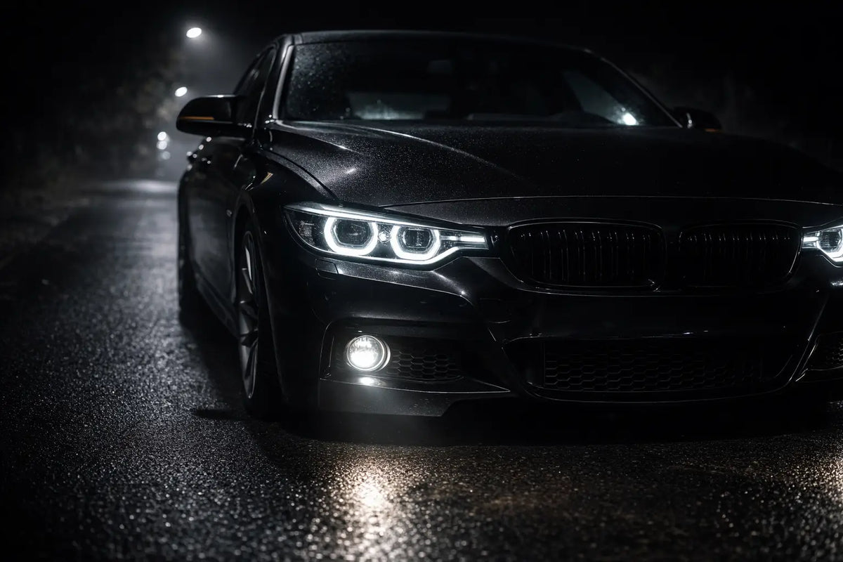 Czarny sedan bmw z połyskującym wykończeniem i charakterystycznym grillem nerka z reflektorami led