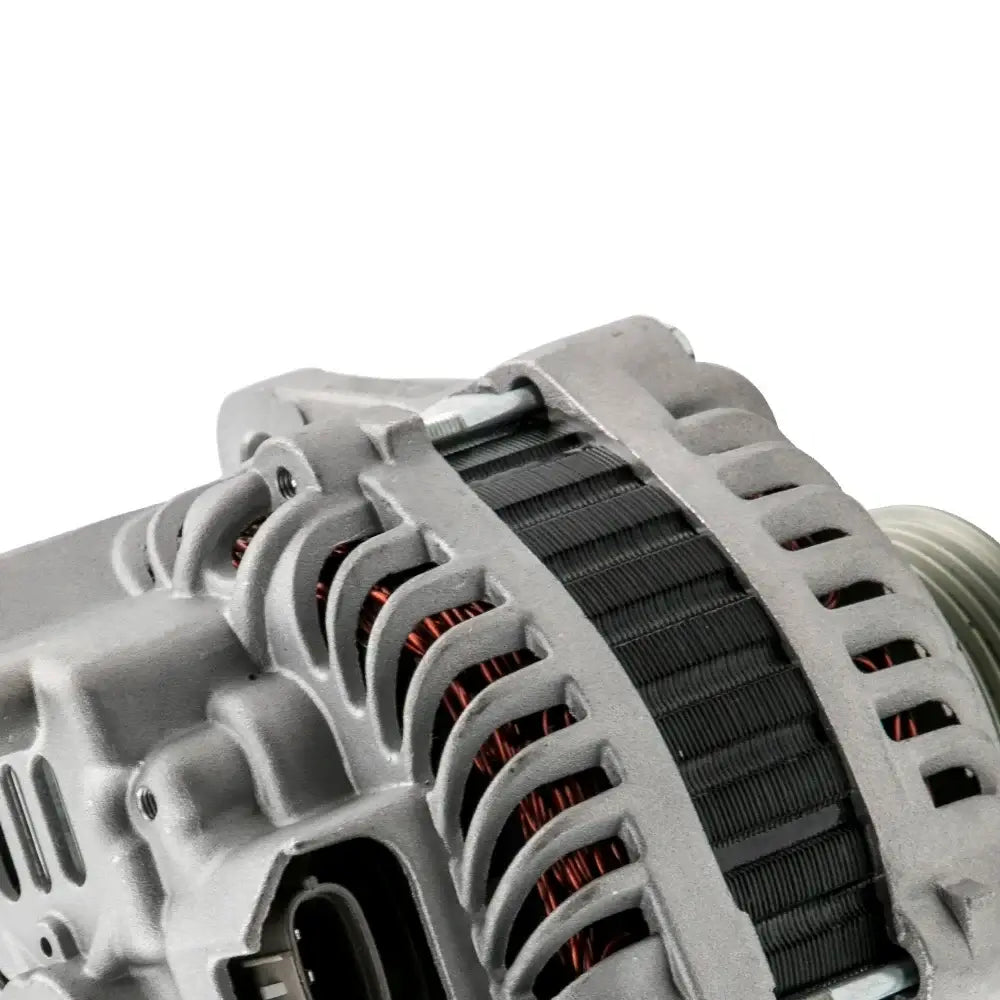 Szary metaliczny alternator do nissan navara d40 z widocznymi miedzianymi uzwojeniami i czarnym izolatorem