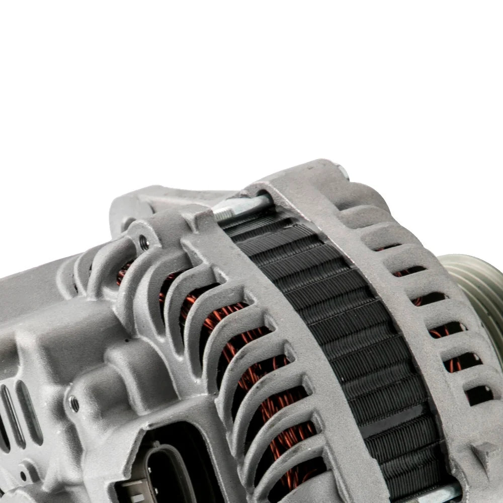 Szary metaliczny alternator do nissan navara d40 z widocznymi miedzianymi uzwojeniami i czarnym izolatorem