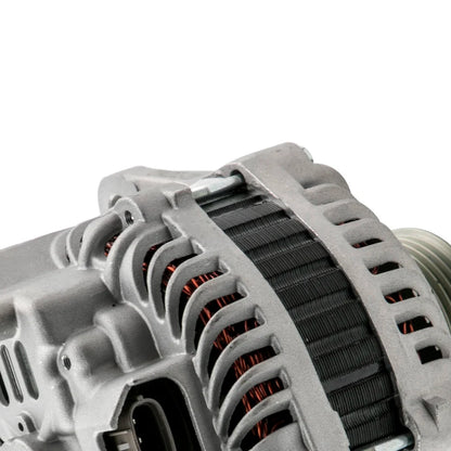 Szary metaliczny alternator do nissan navara d40 z widocznymi miedzianymi uzwojeniami i czarnym izolatorem