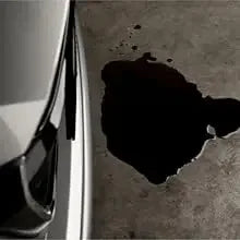 Aluminiowa pokrywa zaworu turbo dla bmw n54 3.0l 335i na tle czarnego oleju na betonowej powierzchni