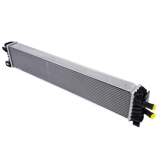 Srebrny aluminiowy chłodnica silnika ap01 z czarnymi plastikowymi końcówkami i żółtymi konektorami do audi 8w0145804a