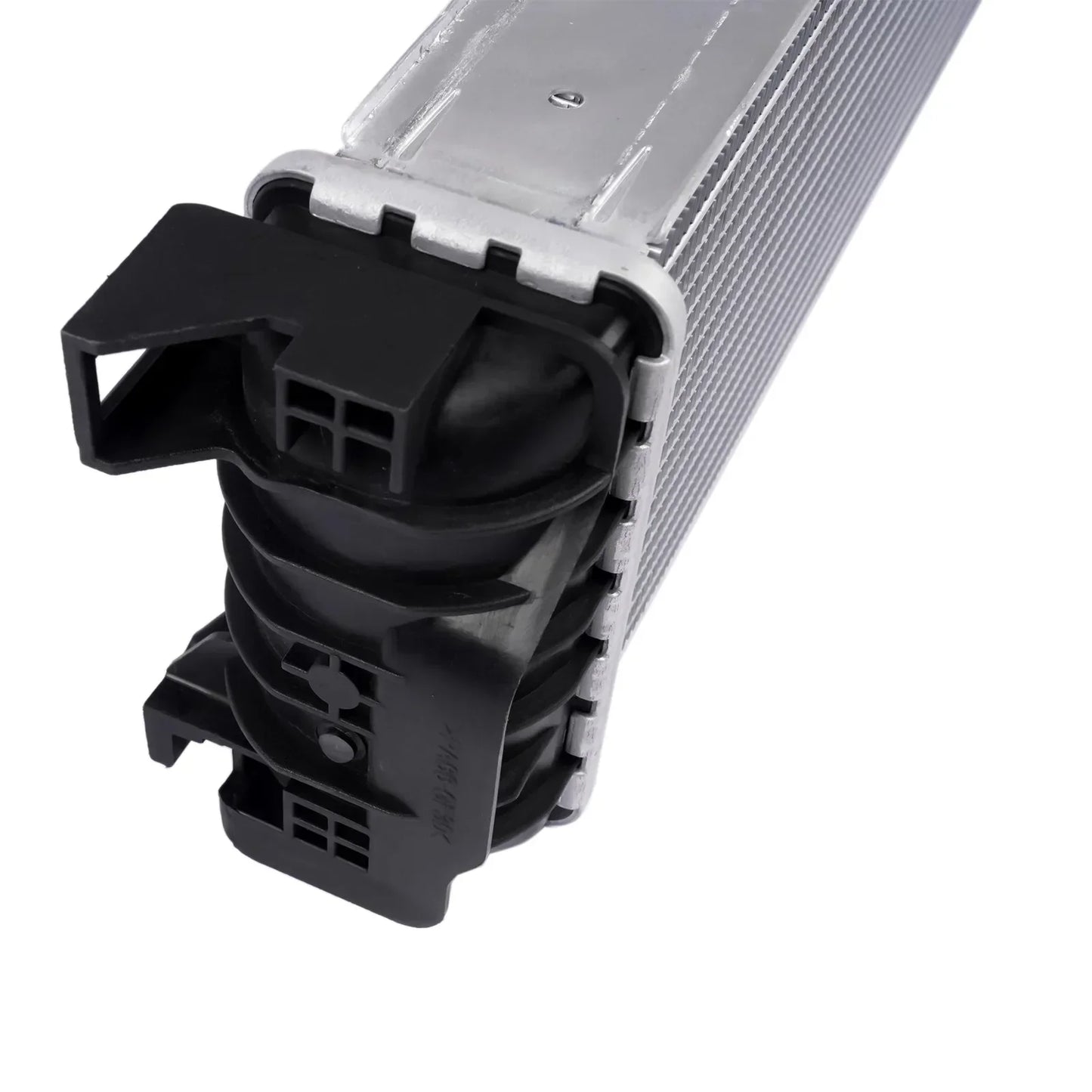 Srebrny aluminiowy radiator z czarnymi plastikowymi mocowaniami i żeberkami do audi 8w0145804a