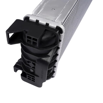 Srebrny aluminiowy radiator z czarnymi plastikowymi mocowaniami i żeberkami do audi 8w0145804a