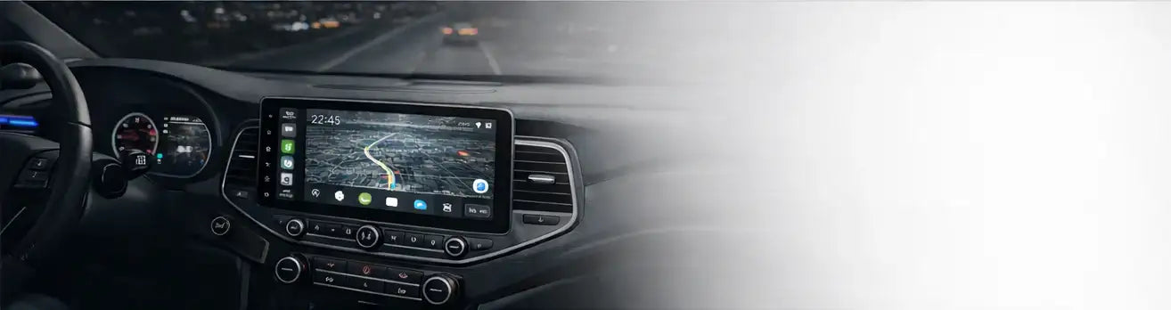 Czarny ekran dotykowy systemu infotainment z wyświetlaczem nawigacyjnym i srebrnymi akcentami ozdobnymi