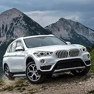 Biały suv bmw x1 z ekscentrycznym wałem valvetronic i chromowaną atrapą chłodnicy z aluminiowymi felgami