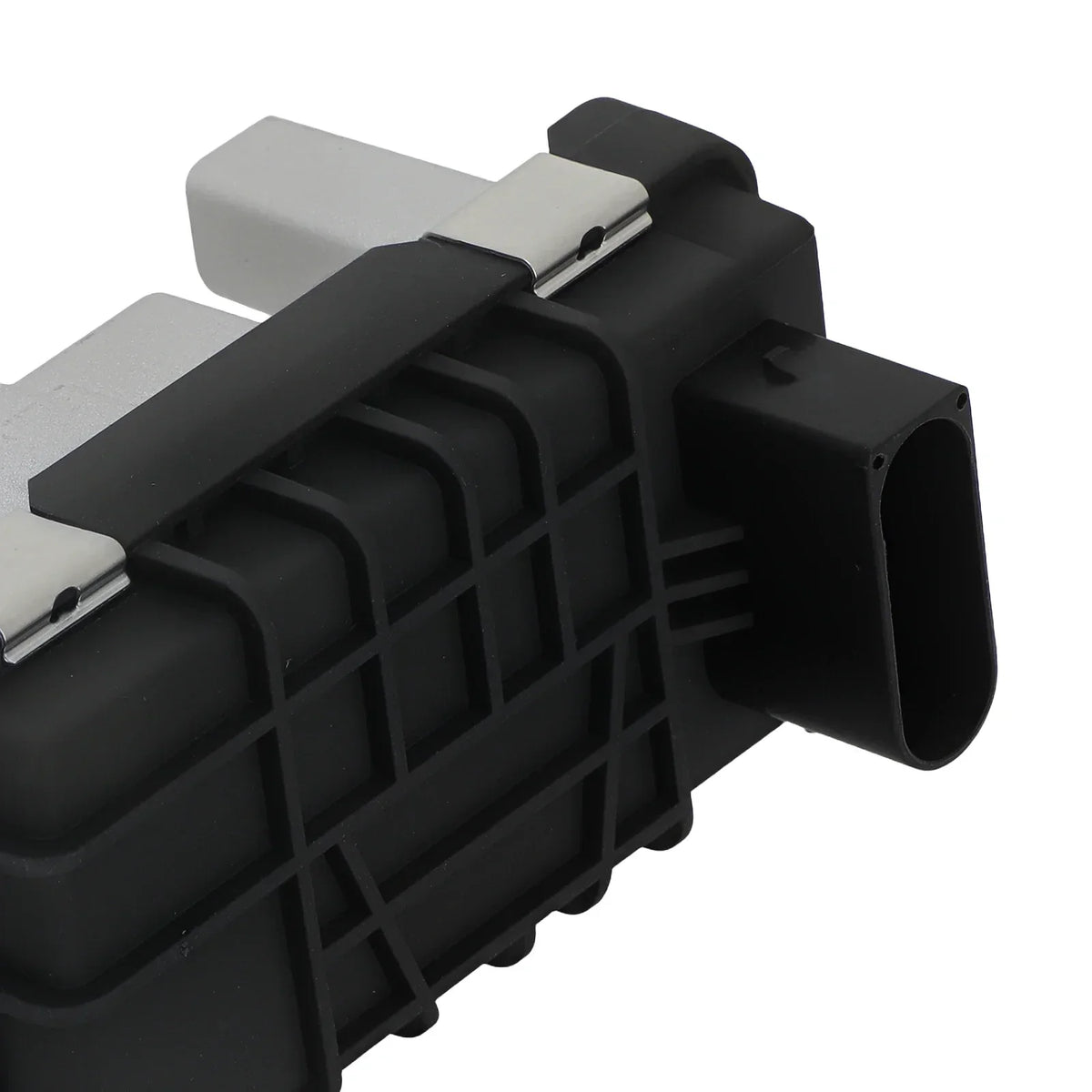 Czarny plastikowy elektryczny siłownik turbosprężarki audi a4 i a6 2.7 tdi z metalowymi złączami i żebrowaną powierzchnią