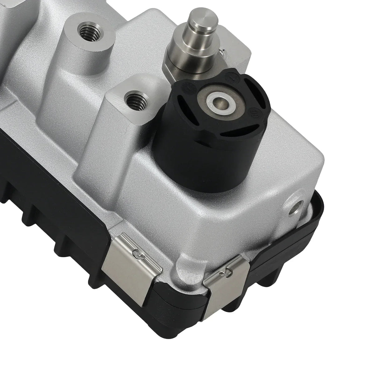 Srebrno-czarny elektryczny siłownik turbosprężarki audi a4 i a6 2.7 tdi z teksturowanym pokrętłem i metalowymi przyłączami