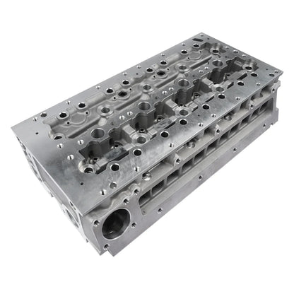 Srebrny metaliczny cylinder głowicy silnika ap01 do iveco daily i fiat ducato 2 3 d z precyzyjnymi otworami na śruby