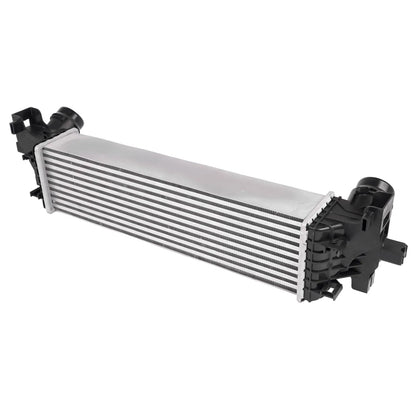 Srebrny aluminiowy intercooler ap03 turbo do salonowego i kombi bmw f90 g30 z czarnymi plastikowymi zaślepkami