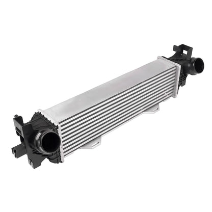 Srebrny aluminiowy intercooler ap03 turbo do saloon bmw f90 g30 z czarnymi plastikowymi mocowaniami