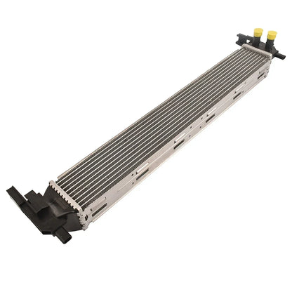 Srebrny aluminiowy intercooler radiator z czarnymi plastikowymi kapturkami i żółtymi końcówkami do audi a1 tdi diesel 6c0121253b 6r0145805e 6r0145805h