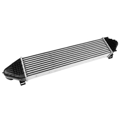 Srebrny aluminiowy intercooler z czarnymi plastikowymi zaślepkami i mocowaniami do land rover freelander 2 2.2 td4
