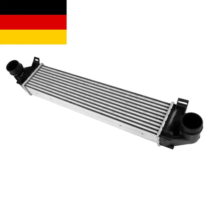 Srebrny aluminiowy intercooler z czarnymi plastikowymi końcówkami i mocowaniami do land rover freelander 2 2.2 td4