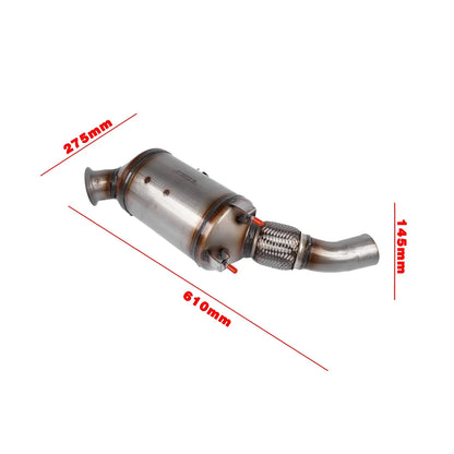 Srebrny metaliczny katalizator z cylindrycznym korpusem i wężami metalowymi do bmw 120d e81 e82 e87 e88