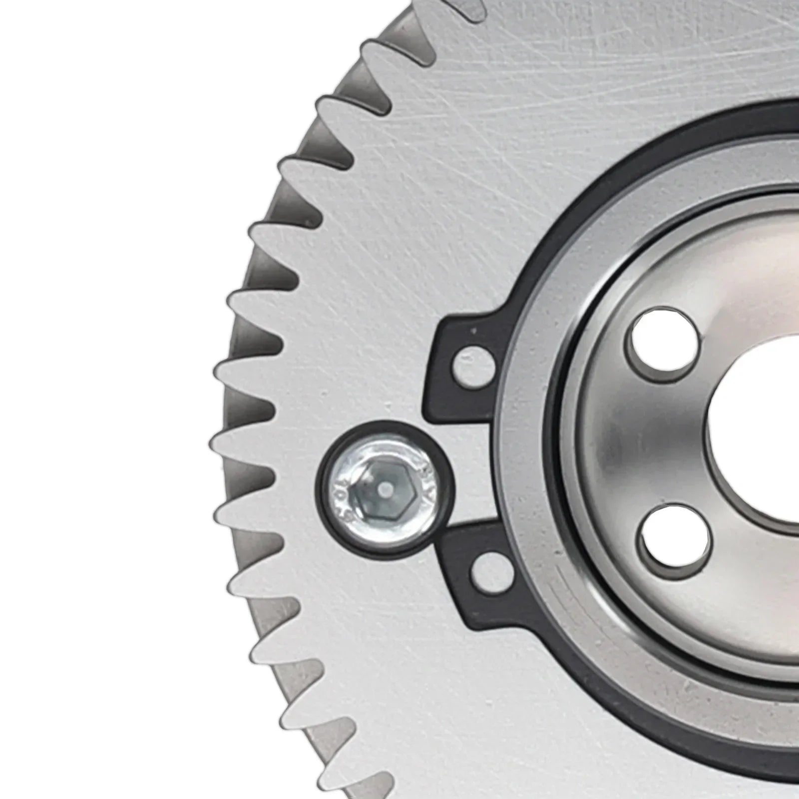 Srebrne metaliczne koło zębate z frezowaną powierzchnią i czarnymi uszczelkami do camshaft adjuster mercedesa gla45 x156