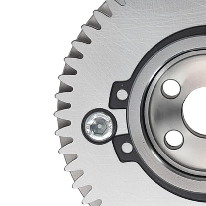 Srebrne metaliczne koło zębate z frezowaną powierzchnią i czarnymi uszczelkami do camshaft adjuster mercedesa gla45 x156