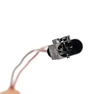 Czarny plastikowy złącznik elektryczny z dwoma cienkimi przewodami do kompresora zawieszenia powietrznego bmw serii 5
