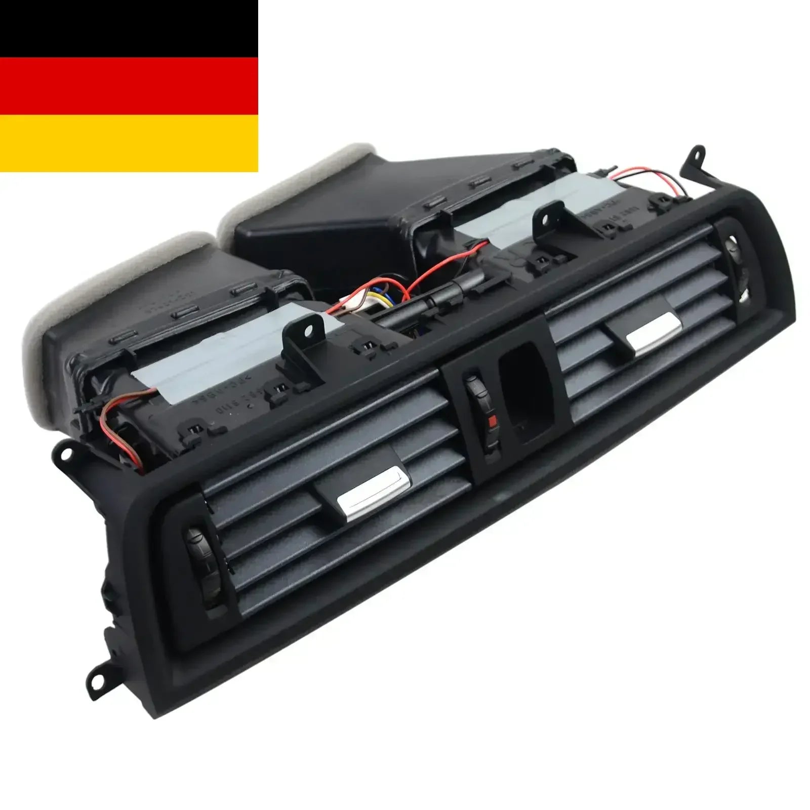 Czarna plastikowa kratka nawiewu klimatyzacji bmw seria 5 f10 f11 z srebrną obwódką i widocznym okablowaniem od tyłu