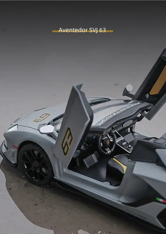 Lamborghini Aventador SVJ 63 1:24 – Model Z Otwieranymi Drzwiami i Efektami Dźwiękowymi