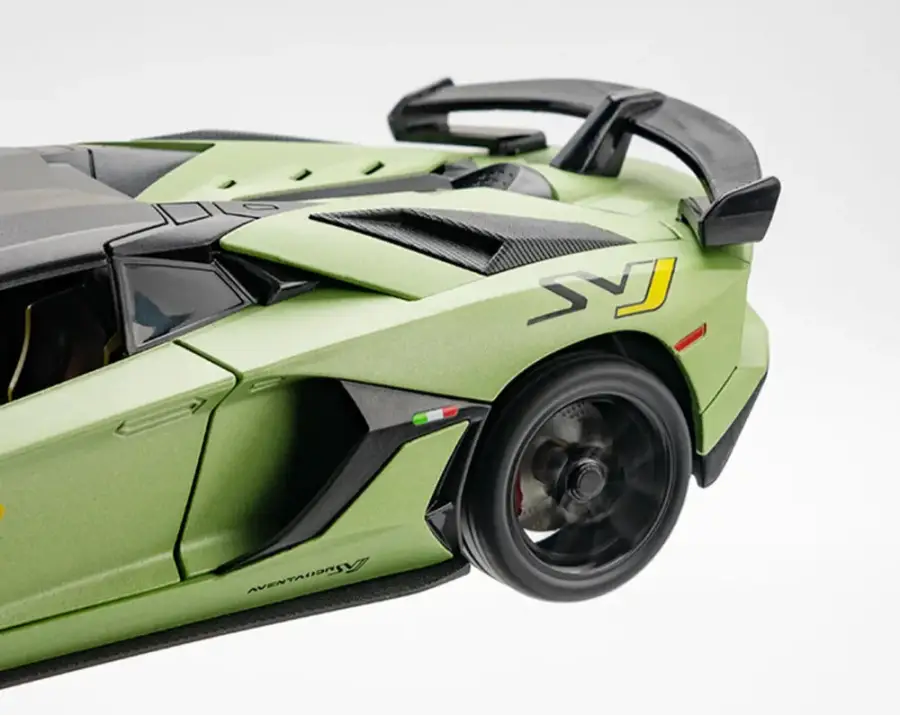 Lamborghini Aventador SVJ 63 1:24 – Model Z Otwieranymi Drzwiami i Efektami Dźwiękowymi