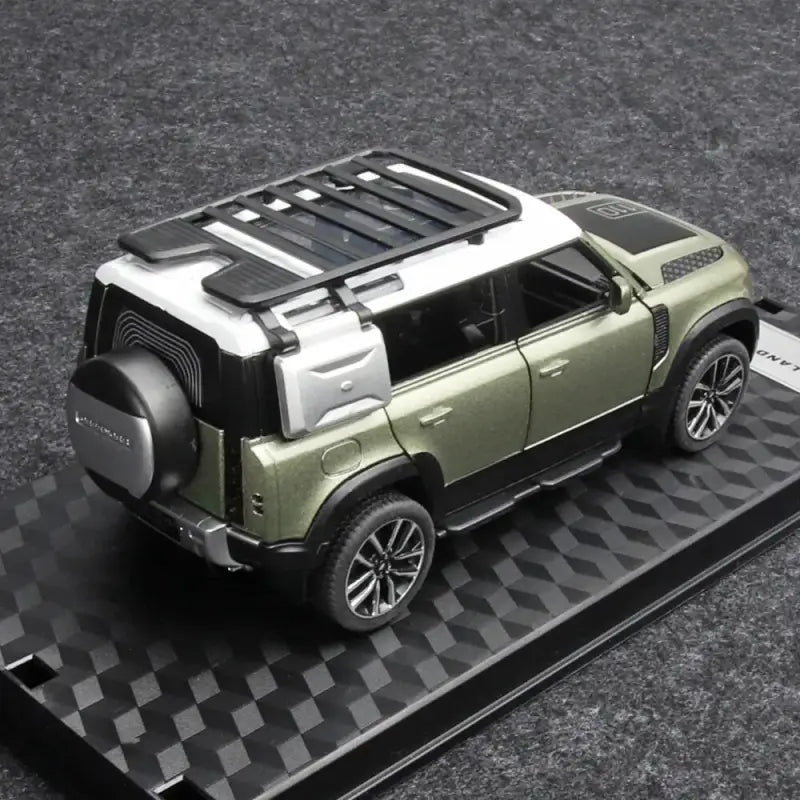 Land Rover Defender 110 1/32 Metalowy Model z Efektami Dźwiękowymi i Świetlnymi