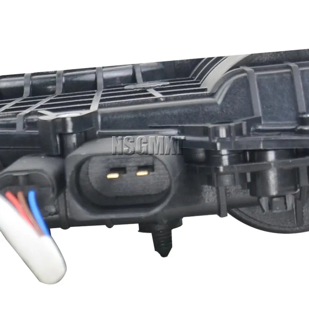 Czarny plastikowy przedni lewy siłownik blokady drzwi bmw e70 e71 z funkcją soft close i zintegrowanym złączem elektrycznym