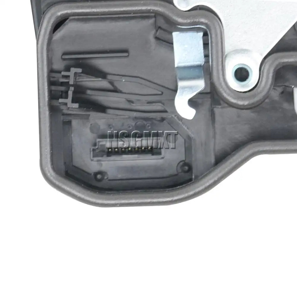 Czarny plastikowy siłownik blokady drzwi z metalową sprężyną i złączem do przewodów funkcją soft close do bmw e70 e71
