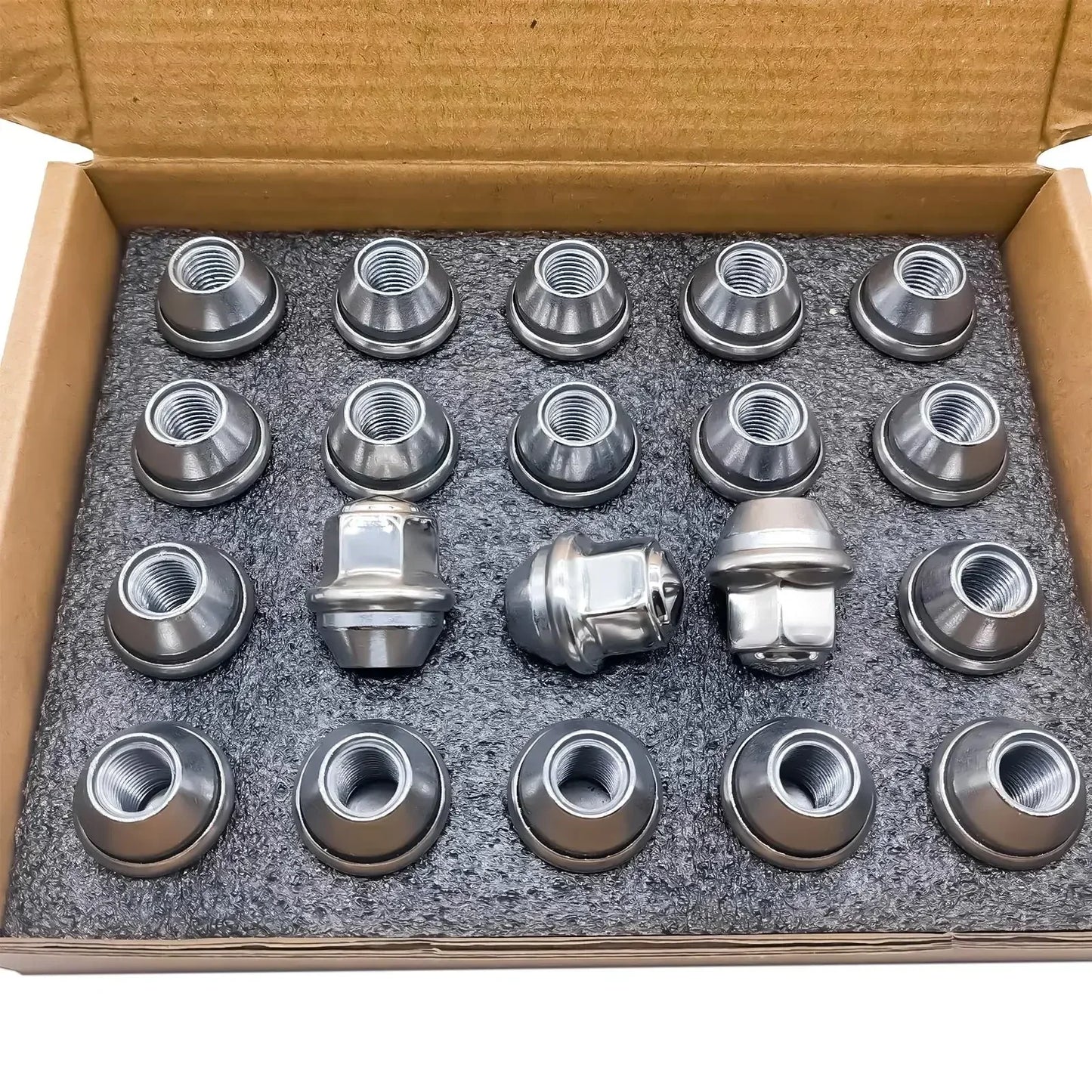 Zestaw 16 chromowanych nakrętek m12x1 5 stalowych 19mm do ford focus mondeo z gładkim metalicznym wykończeniem