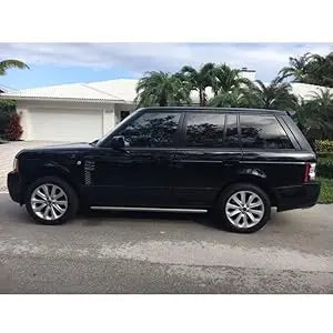 Czarne tylne siłowniki podnoszenia klapy range rover sport 2012 2013 z chromowanymi kołami i bocznymi stopniami