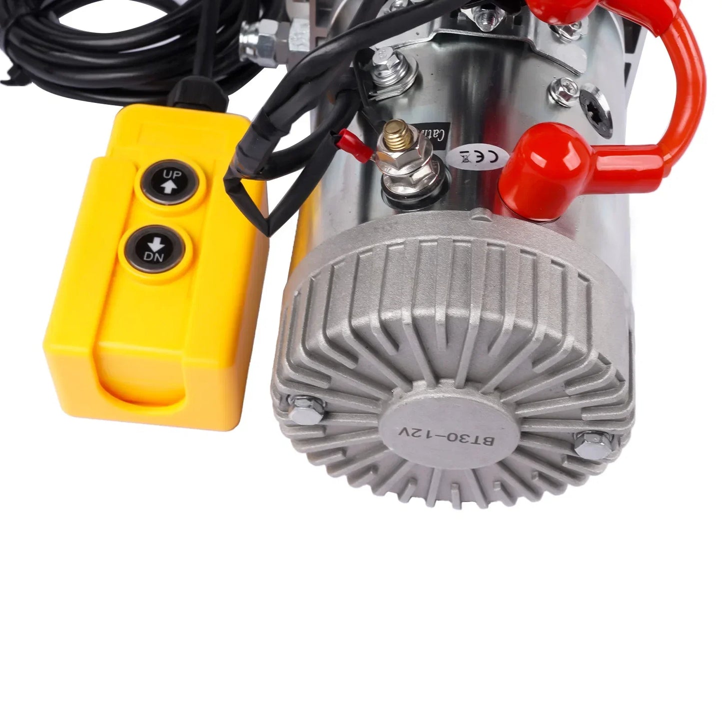Srebrna pompa hydrauliczna ap03 8 l 12v z czerwoną rączką i czarnym okablowaniem oraz żółtym pilotem do podnośników