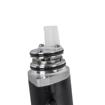 Czarny cylindryczny tank vape z metalową srebrną nakrętką na pompa oleju do układu różnicowego s40 s60 s80 marki volvo