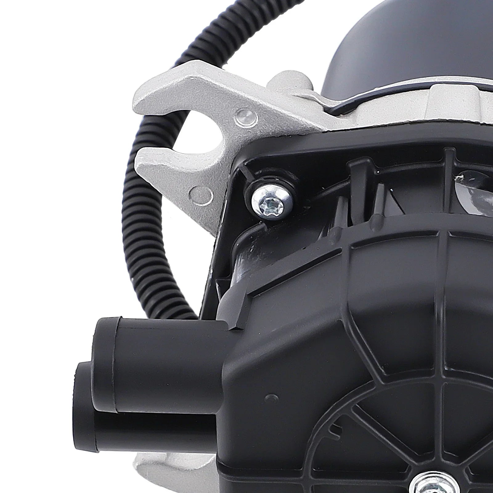 Czarna plastikowa obudowa pompy powietrza wtórnego z metalowym wspornikiem i żebrowanym wężem do citroen i peugeot