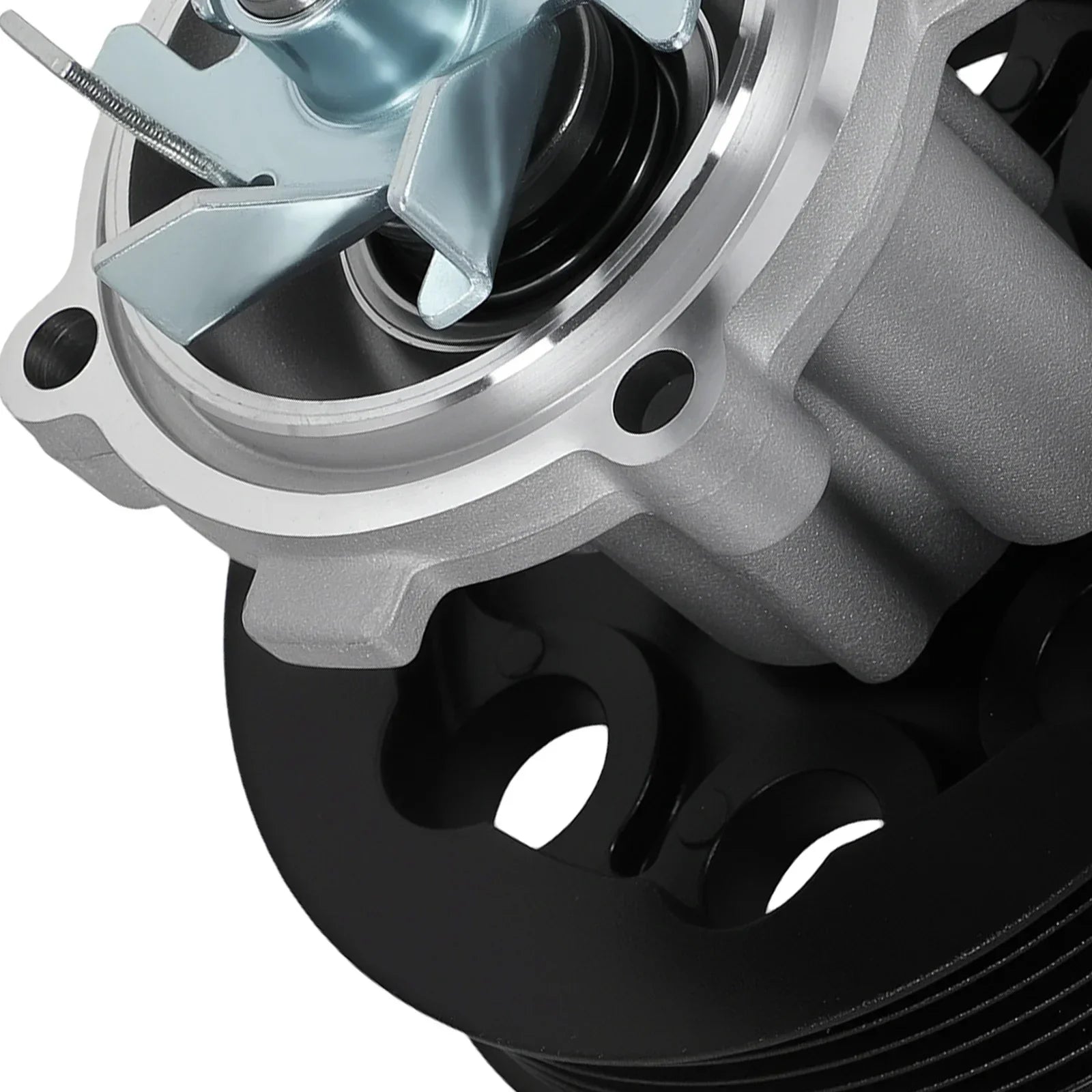 Srebrna aluminiowa pompa wody z czarną rolką i metalowym wirnikiem do alfa romeo i suzuki swift 1.3l