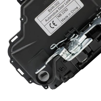 Czarny plastikowy przedni prawy mechanizm zamka drzwi vw transporter t5 z metalowym ryglem i etykietą svw-002