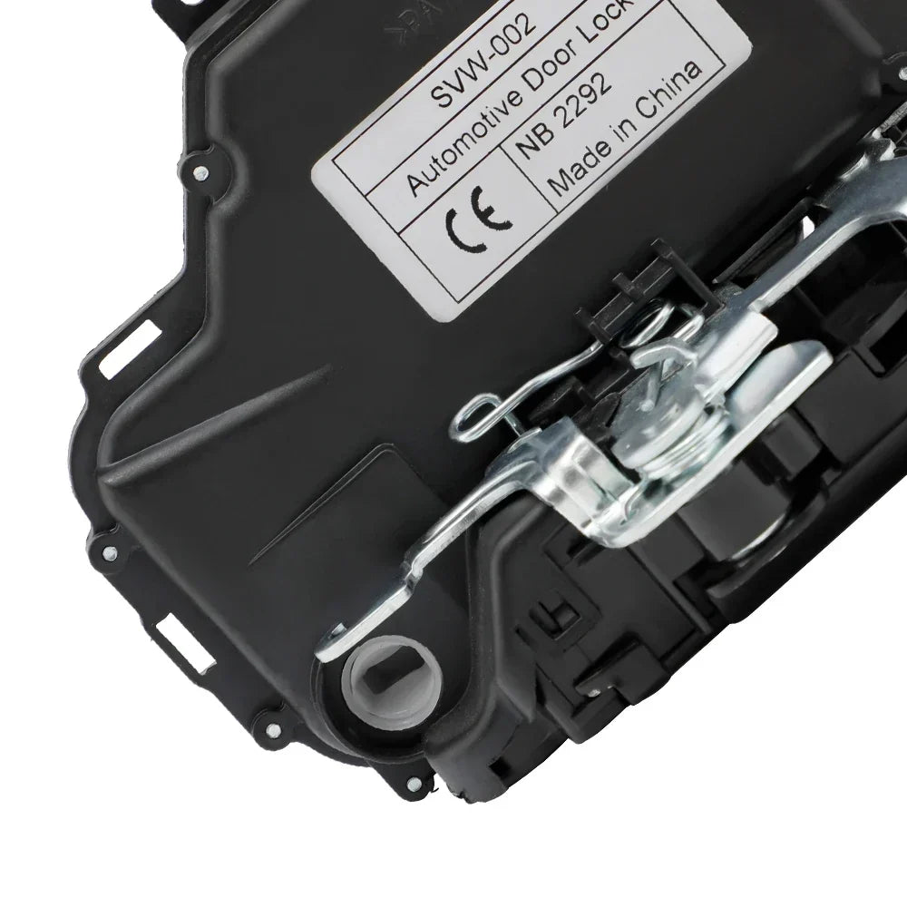 Czarny plastikowy mechanizm zamka drzwi vw transporter t5 prawy przedni z metalowym zaczepem i etykietą svw-002