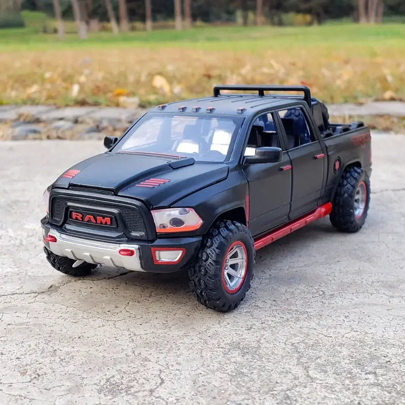 RAM Pickup Truck 1:32 – Metalowy Model z Dźwiękiem i Światłem