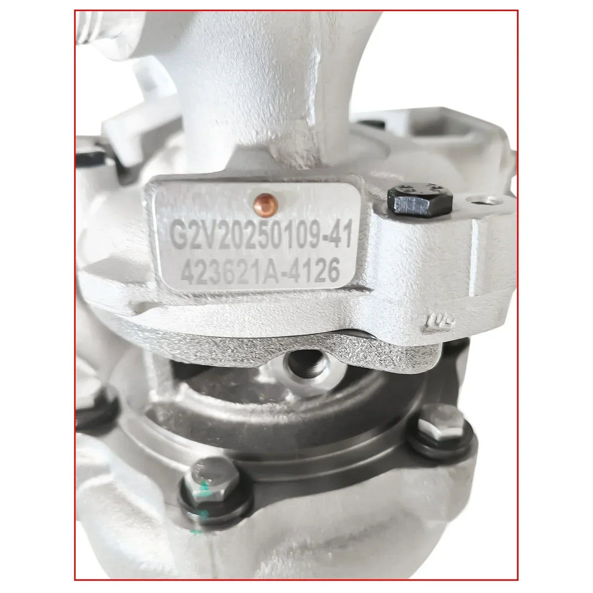Srebrny metaliczny turbocharger for audi a1 8x vw polo 6r 1.4 tdi z wygrawerowanymi numerami seryjnymi i miedzianą kropką