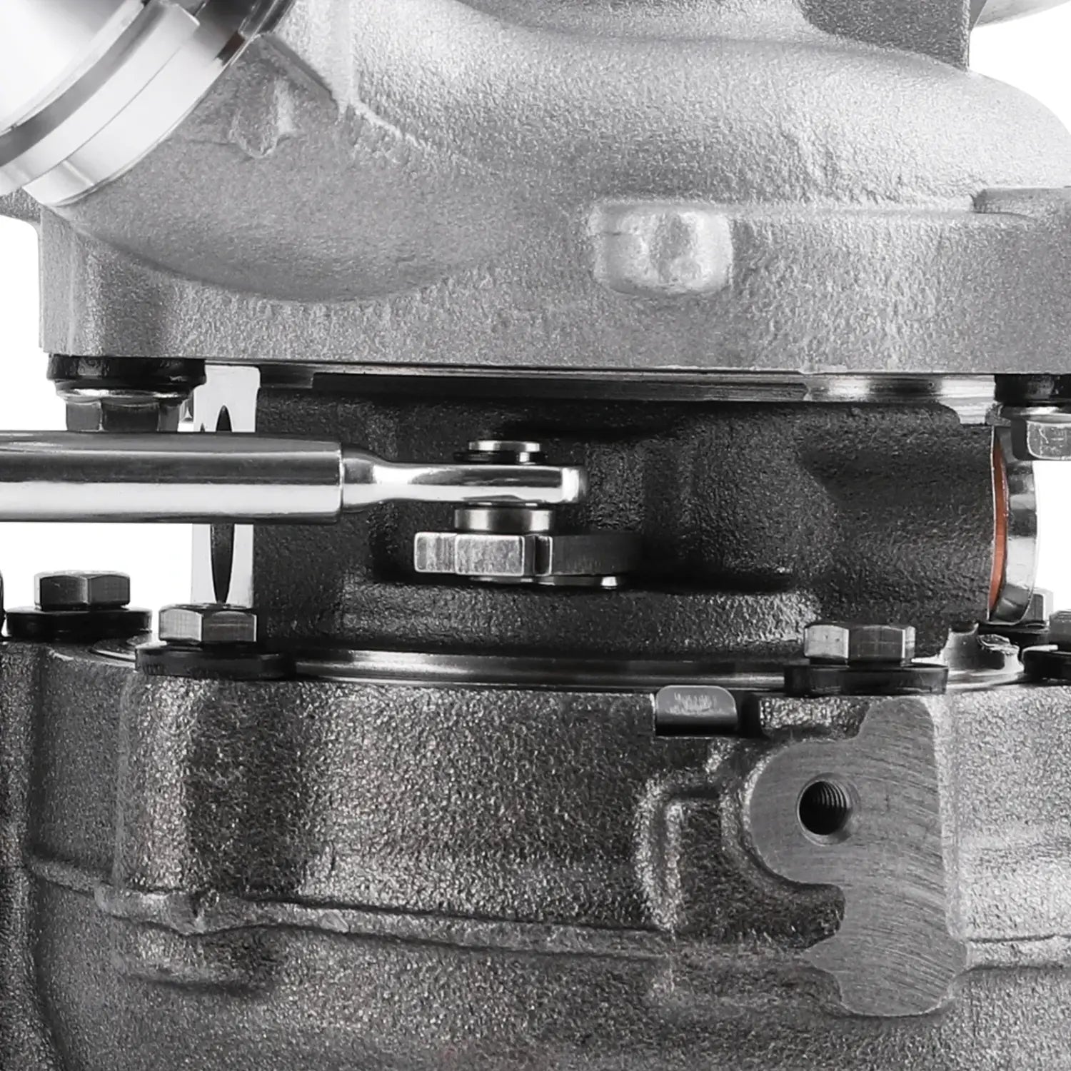 Szara metaliczna turbosprężarka opel vauxhall cdti 100kw 136km z chromowanym kluczem na śrubach montażowych