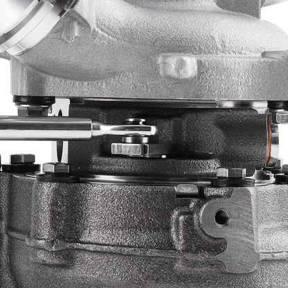 Szara metaliczna turbosprężarka opel vauxhall cdti 100kw 136km z chromowanym kluczem na śrubach montażowych