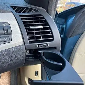 Czarny plastikowy uchwyt kubka z wbudowaną kratką wentylacyjną i przyciskami do deski rozdzielczej bmw z4 e85 e86