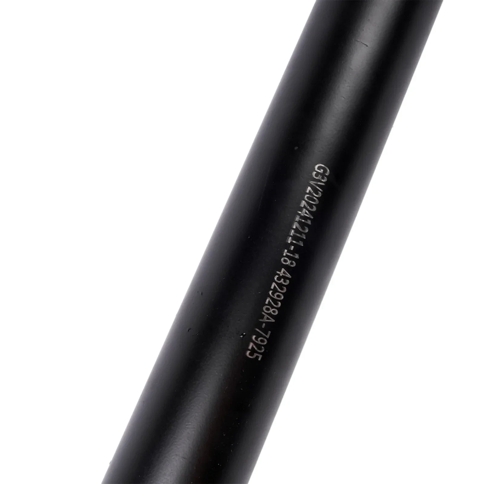 Czarny cylindryczny wał napędowy o długości 1531 mm z wygrawerowanymi oznaczeniami do bmw serii e81 e82 e87