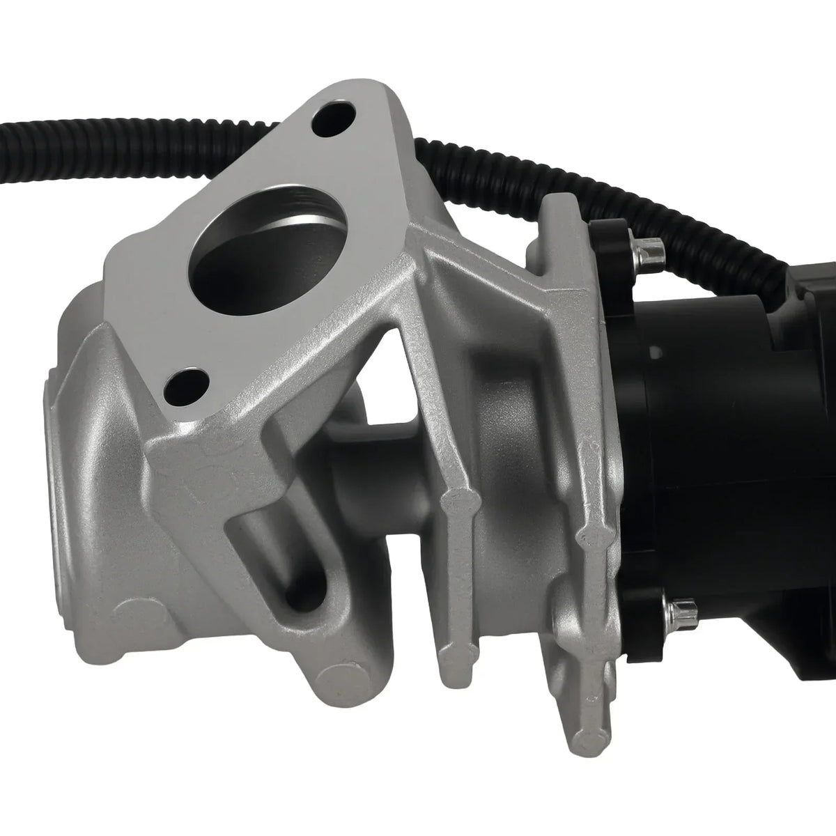 Srebrny aluminiowy zawór egr ford fiesta 1.4 tdci z czarnymi gumowymi wężami i czarną obudową silnika