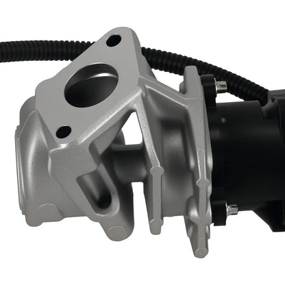Srebrny aluminiowy zawór egr ford fiesta 1.4 tdci z czarnymi gumowymi wężami i czarną obudową silnika