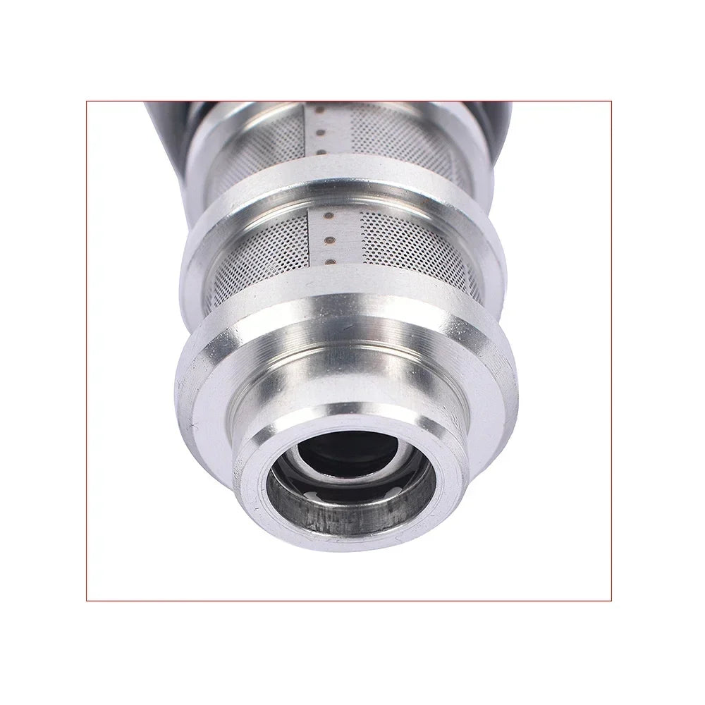 Srebrny metaliczny cylindryczny filtr do zaworu hydraulicznego bmw n43 s55 z perforowanym sitkiem i czarną uszczelką
